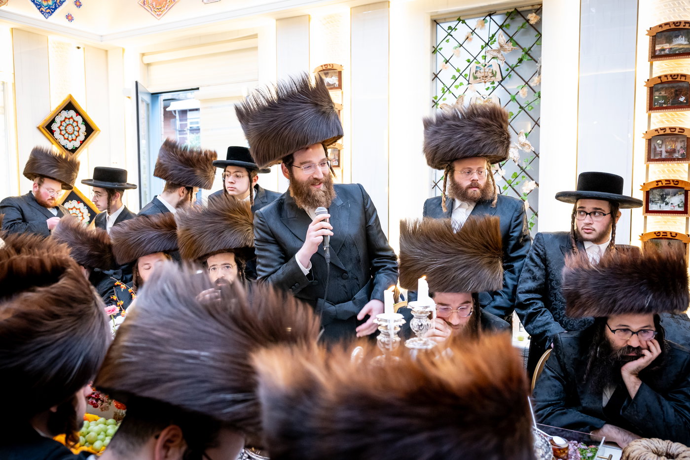 האדמו"ר מסאטמר בביקור בסוכתו של הנגיד ר' יצחק רבינוביץ
