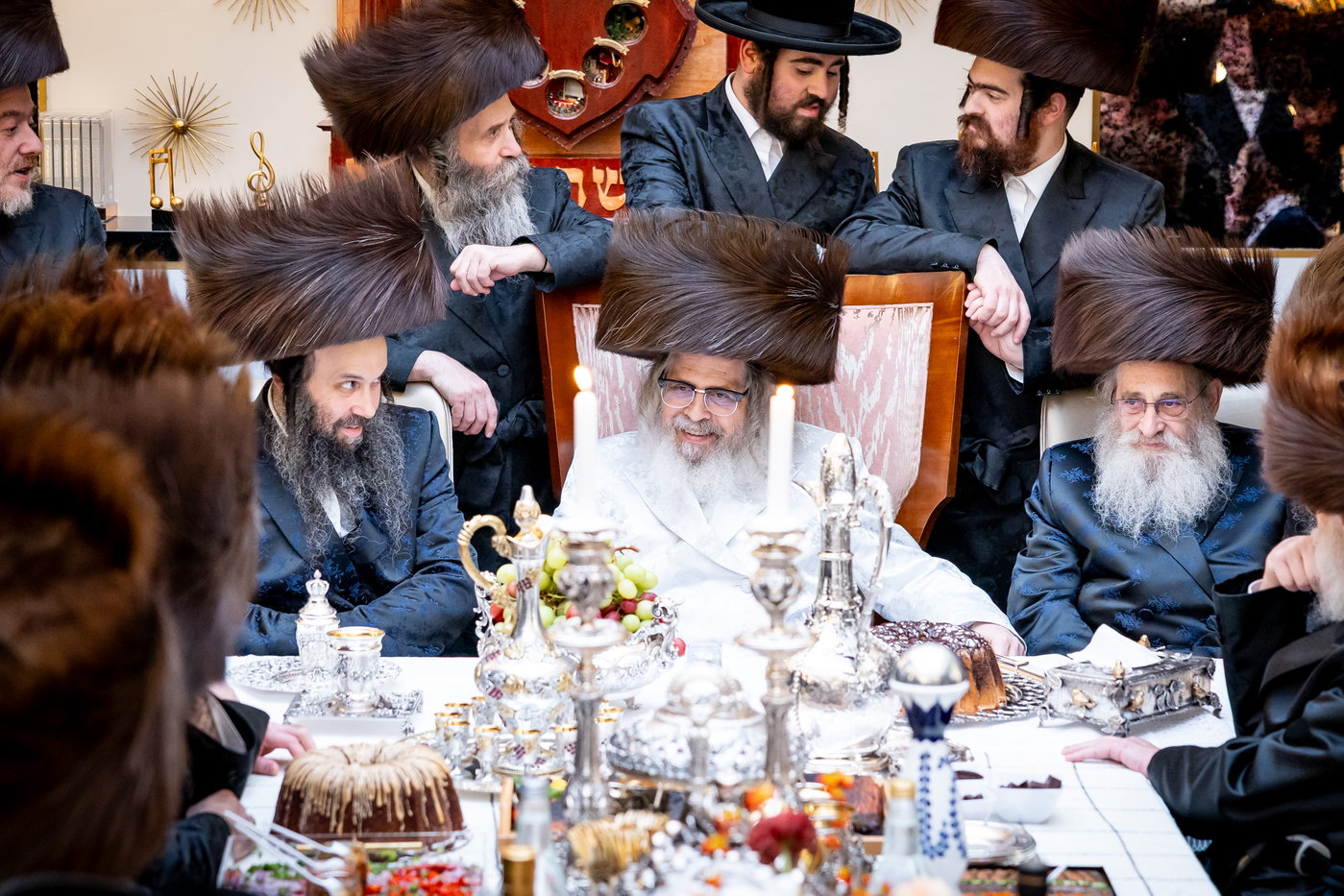 האדמו"ר מסאטמר בביקור בסוכתו של הנגיד ר' יצחק רבינוביץ