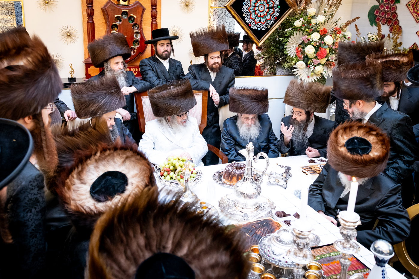 האדמו"ר מסאטמר בביקור בסוכתו של הנגיד ר' יצחק רבינוביץ