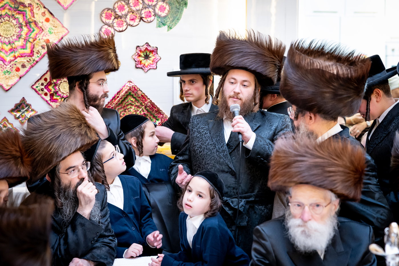האדמו"ר מסאטמר בביקור בסוכתו של הנגיד ר' יצחק רבינוביץ