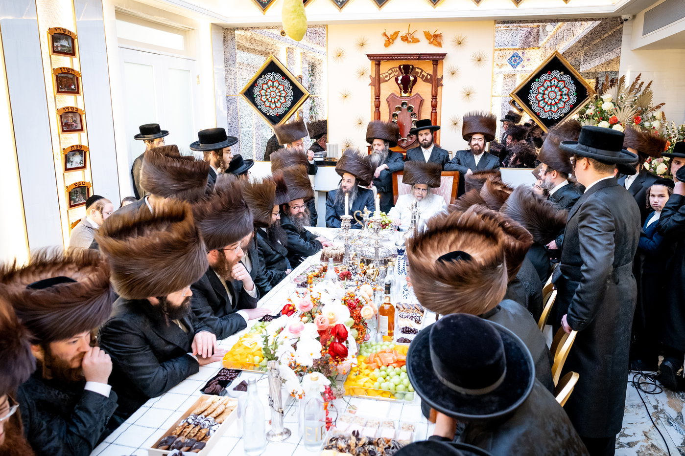 האדמו"ר מסאטמר בביקור בסוכתו של הנגיד ר' יצחק רבינוביץ