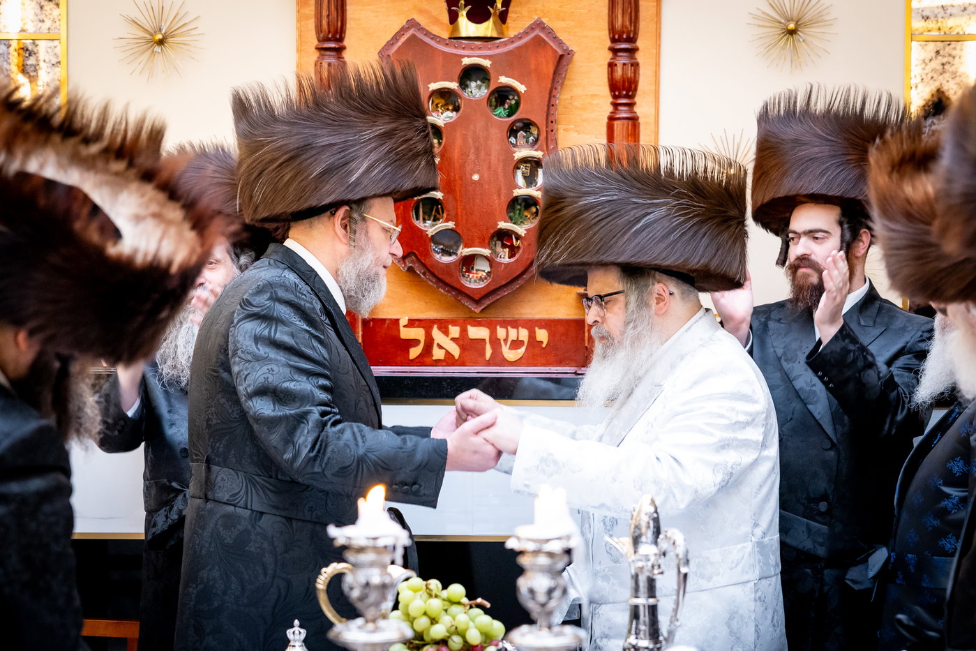 האדמו"ר מסאטמר בביקור בסוכתו של הנגיד ר' יצחק רבינוביץ