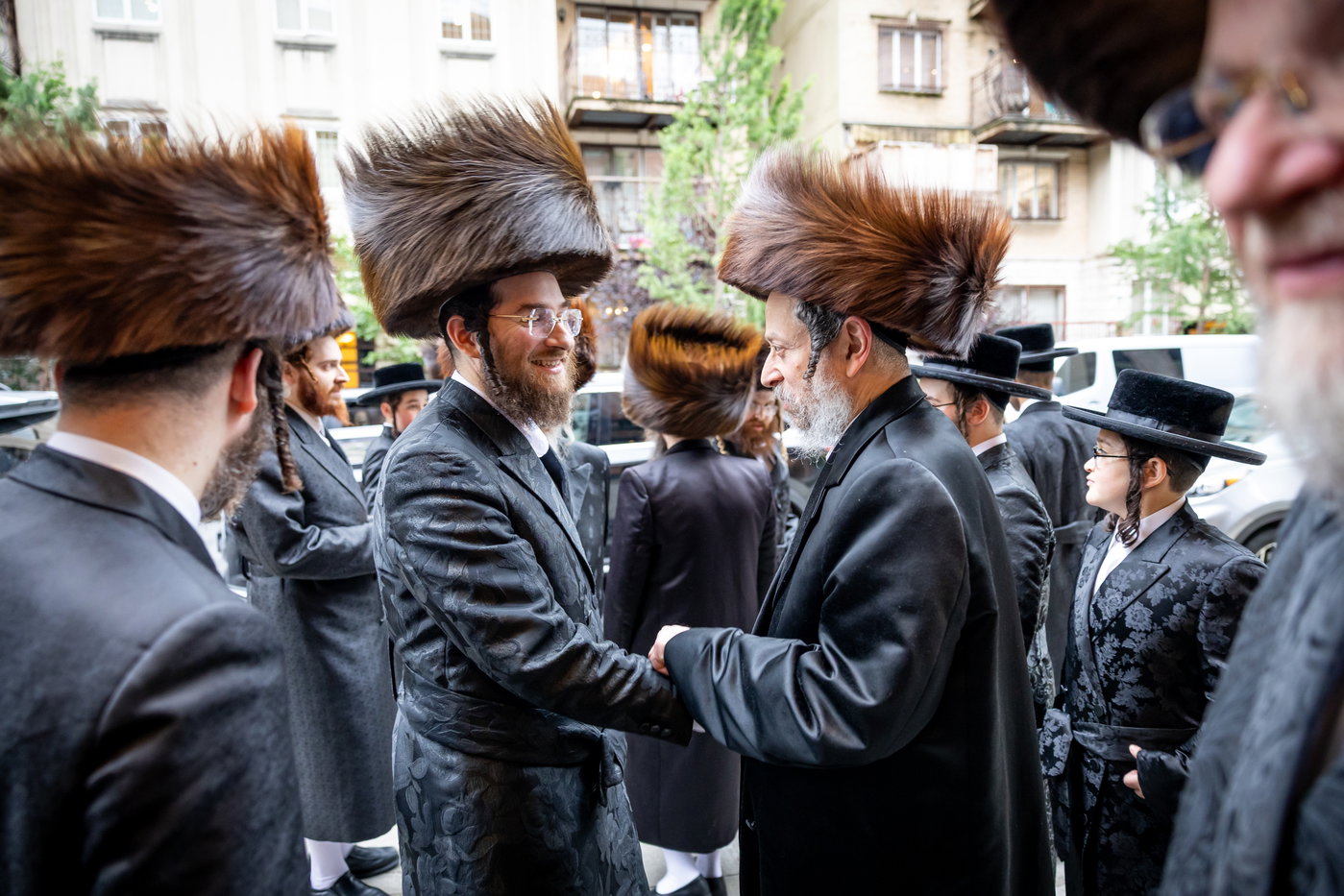 האדמו"ר מסאטמר בביקור בסוכתו של הנגיד ר' יצחק רבינוביץ