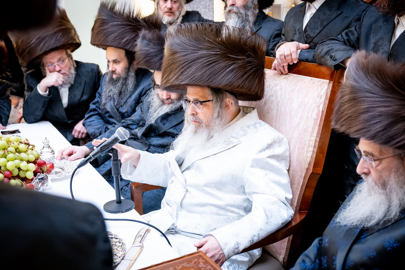 האדמו"ר מסאטמר בביקור בסוכתו של הנגיד ר' יצחק רבינוביץ