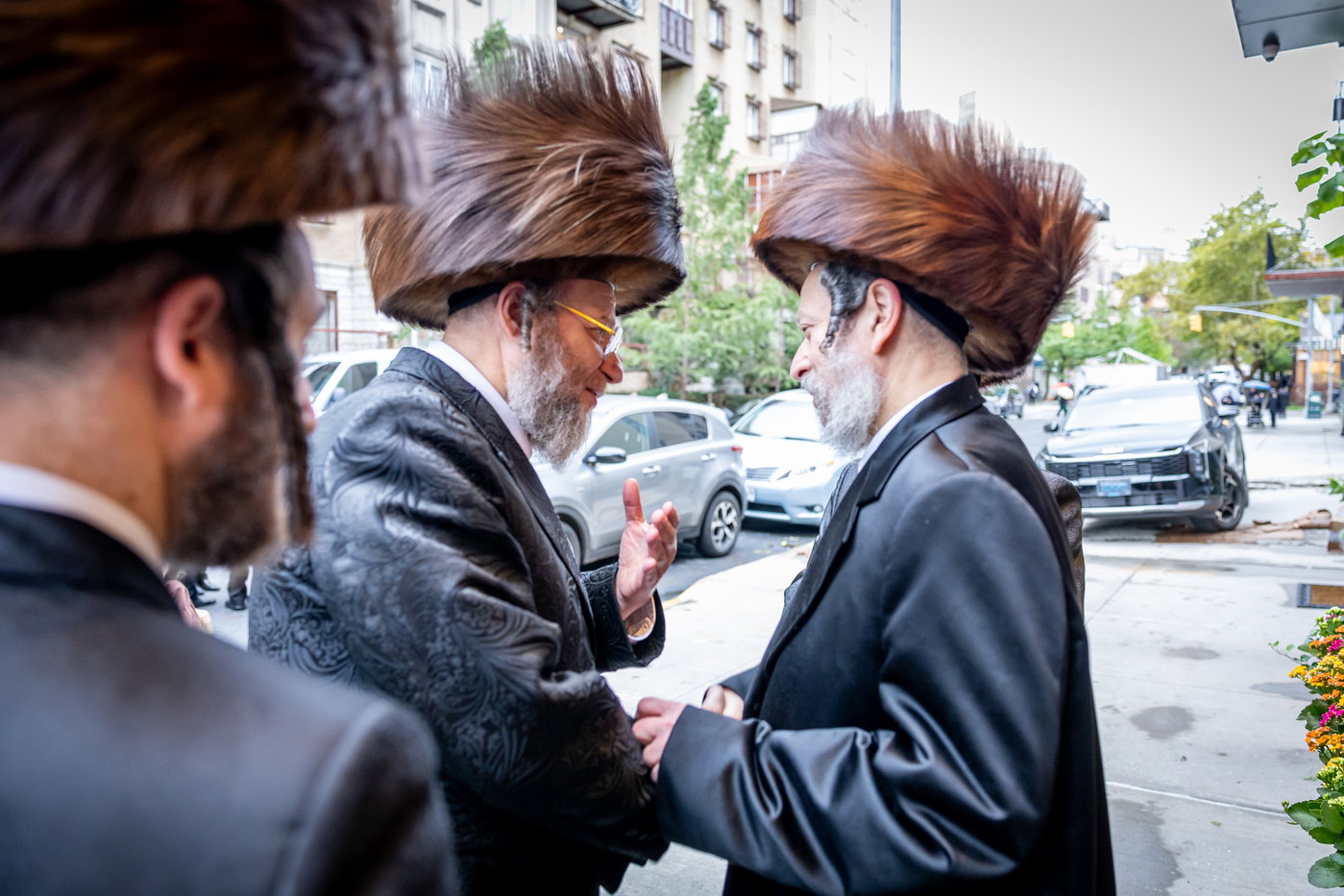 האדמו"ר מסאטמר בביקור בסוכתו של הנגיד ר' יצחק רבינוביץ