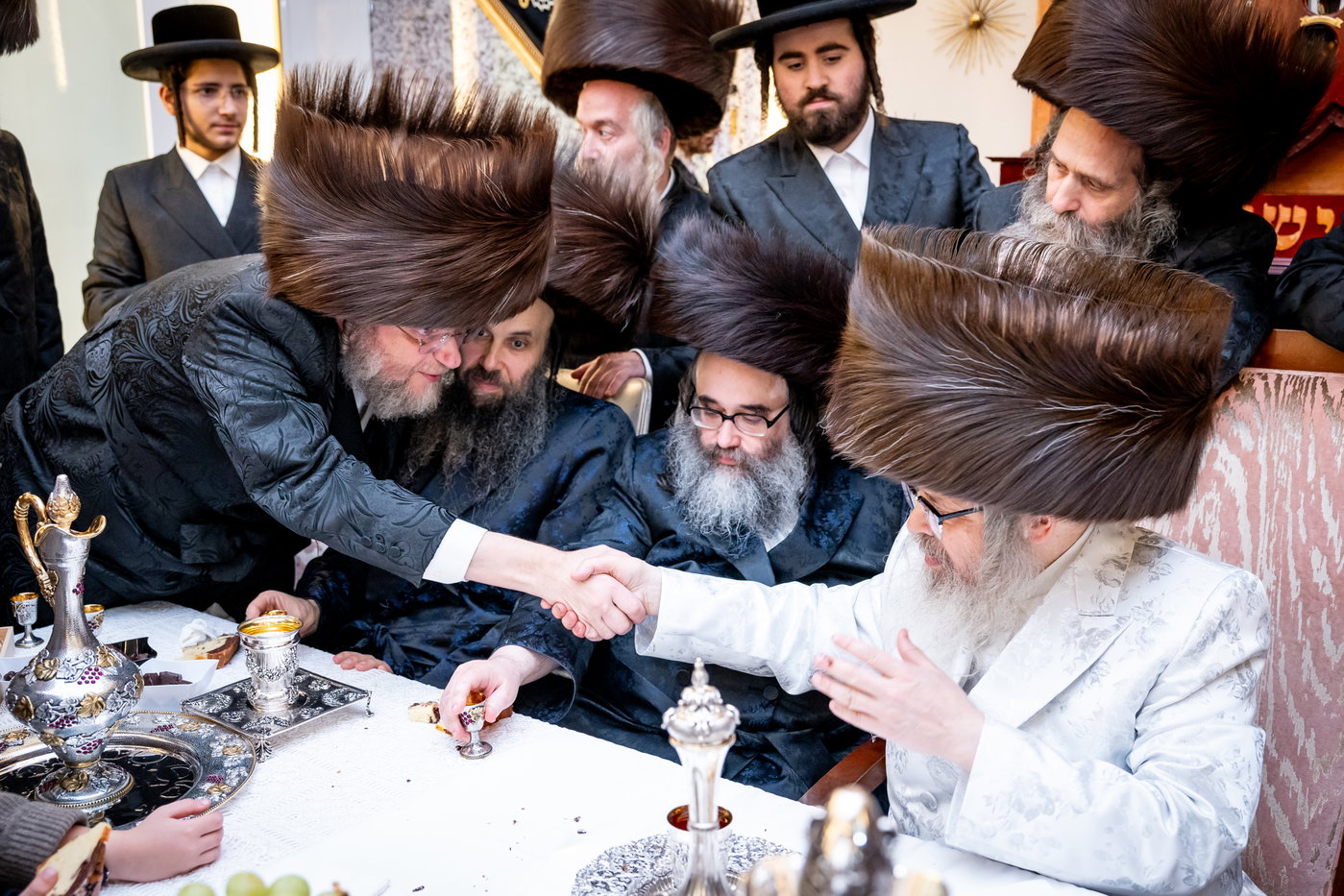 האדמו"ר מסאטמר בביקור בסוכתו של הנגיד ר' יצחק רבינוביץ