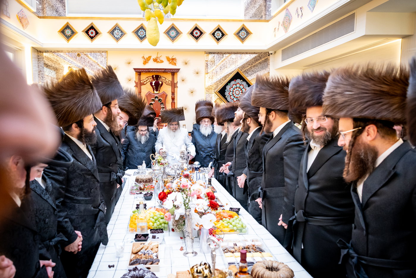 האדמו"ר מסאטמר בביקור בסוכתו של הנגיד ר' יצחק רבינוביץ