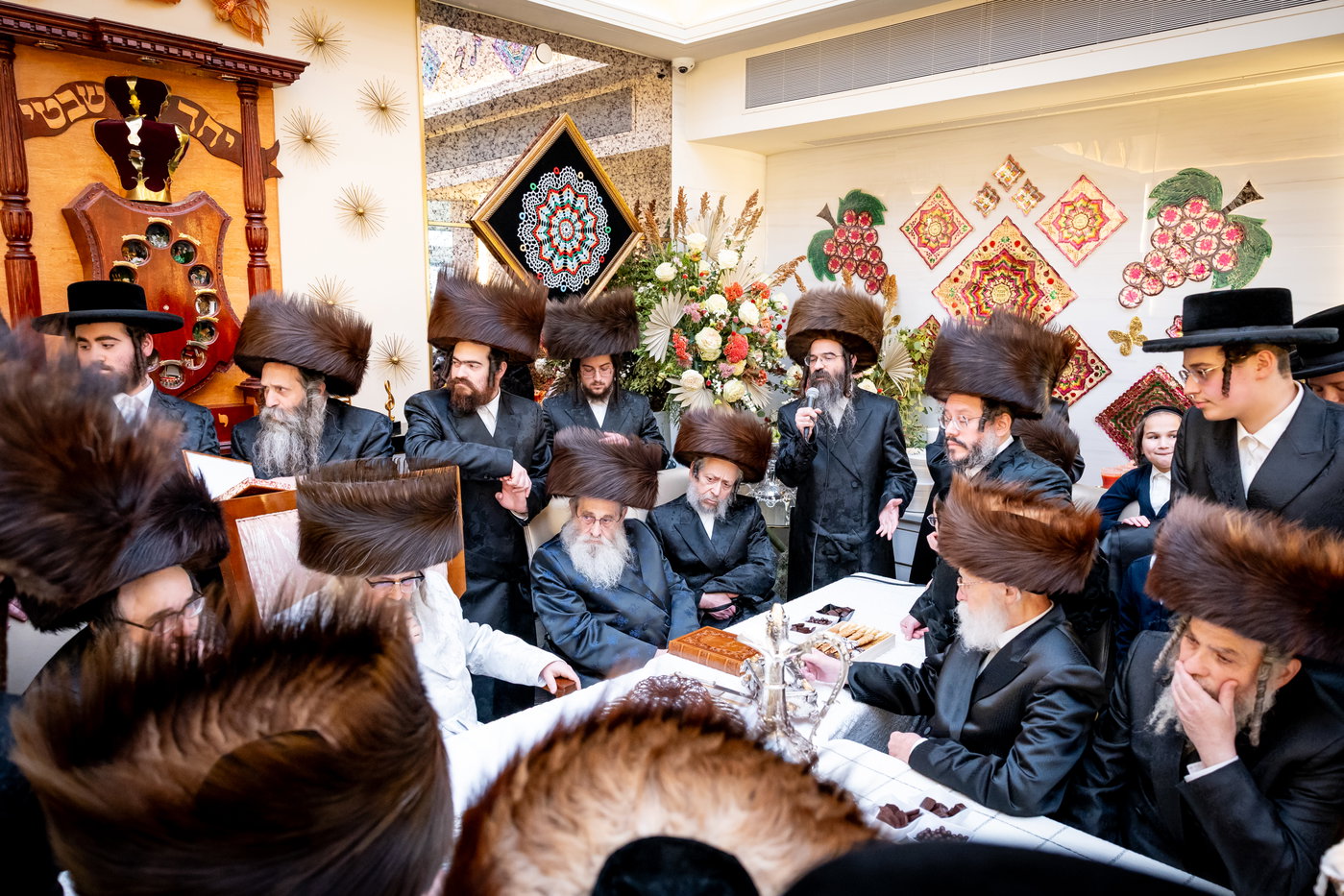 האדמו"ר מסאטמר בביקור בסוכתו של הנגיד ר' יצחק רבינוביץ