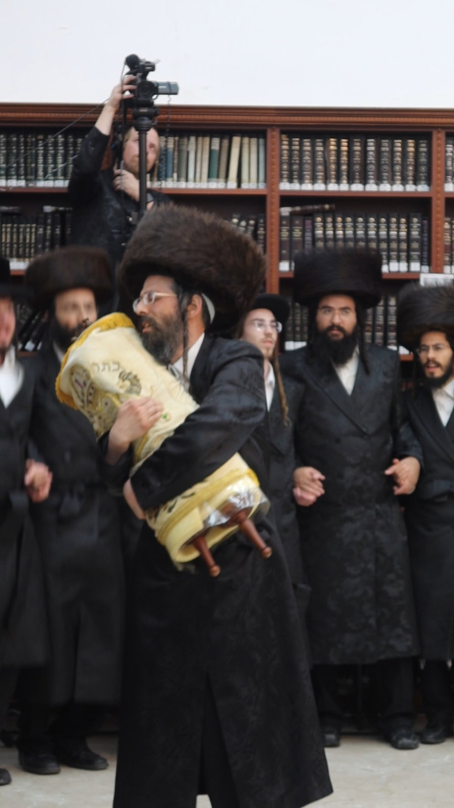 האדמו"ר מזוועהיל בריקוד עם ספר התורה של הרה"ק מזלאטשוב זי"ע