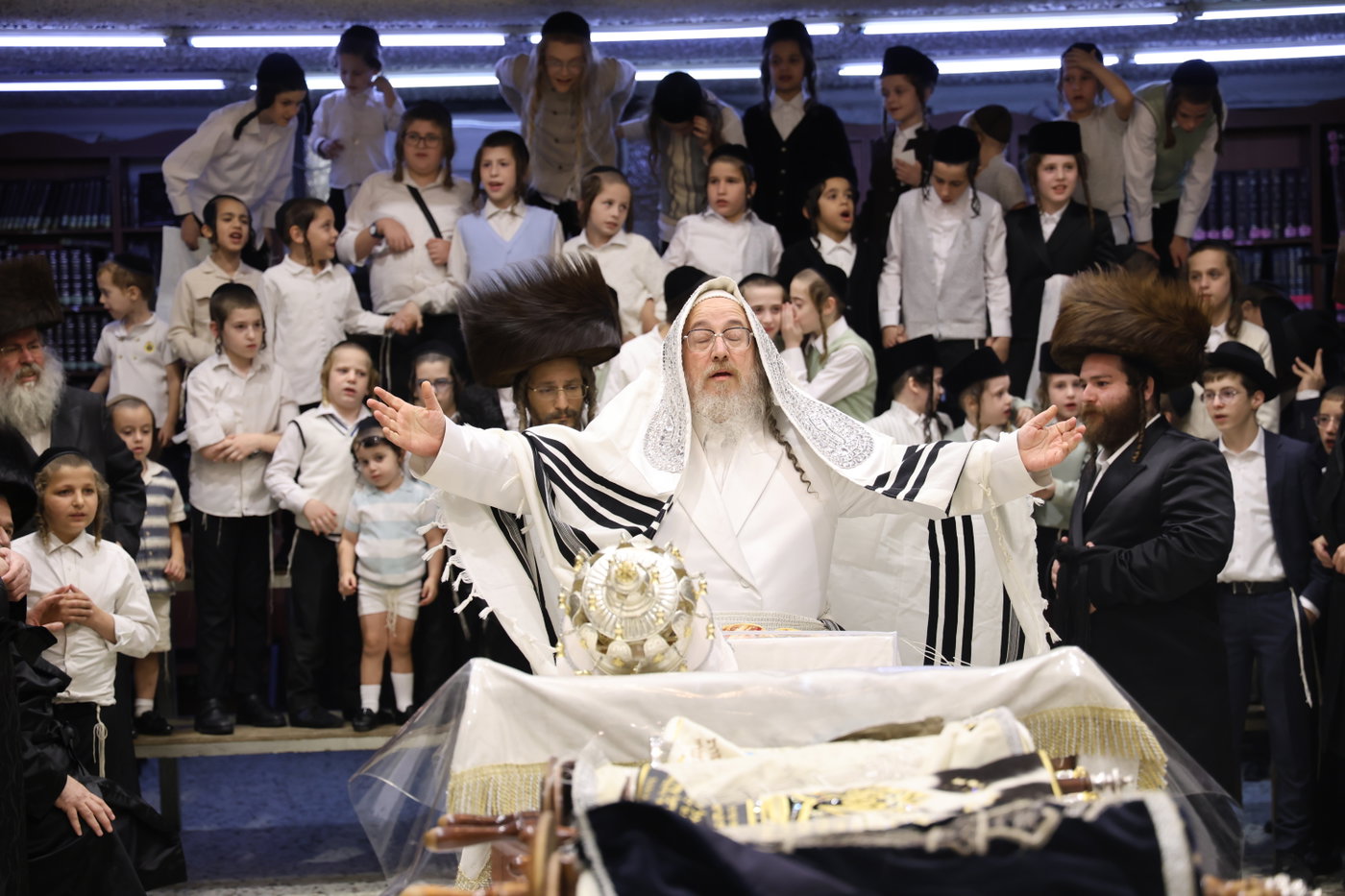 הקפות שניות בחצה"ק ביאלה ב"ב