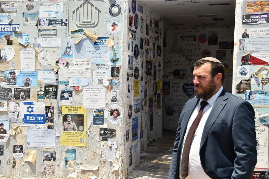 אליהו ליד אחת המיגוניות