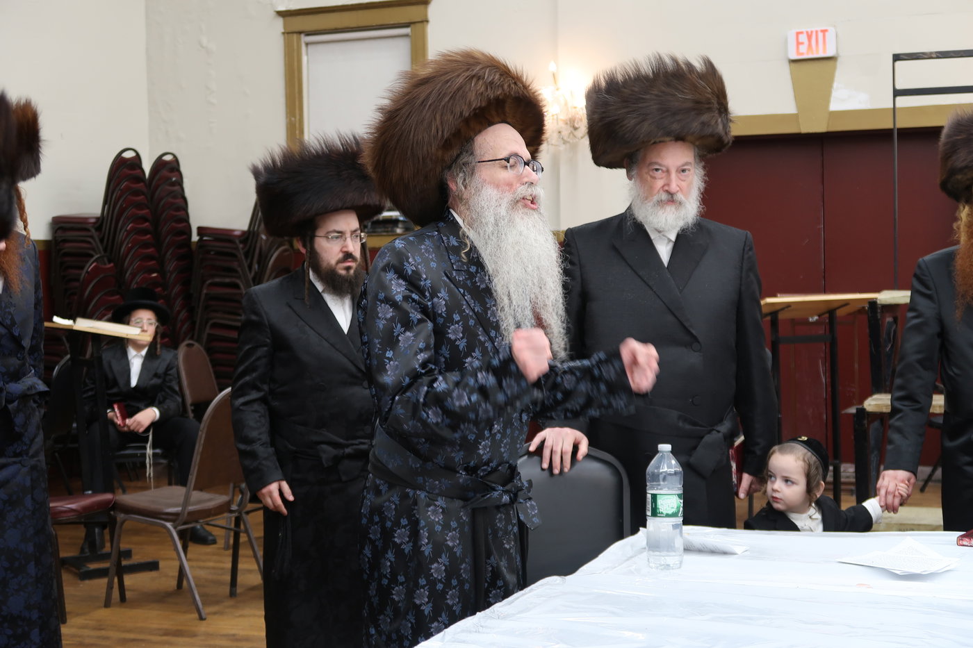 ימי החג בחצה"ק צאנז זוועהיל