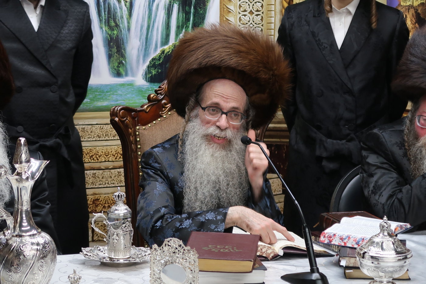 ימי החג בחצה"ק צאנז זוועהיל