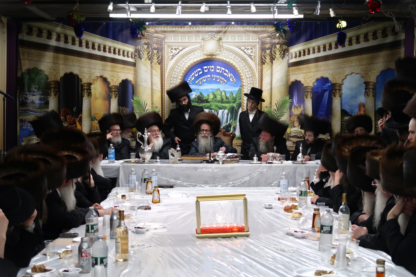 ימי החג בחצה"ק צאנז זוועהיל