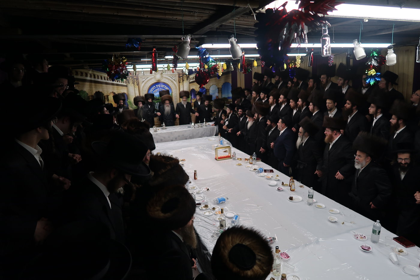 ימי החג בחצה"ק צאנז זוועהיל