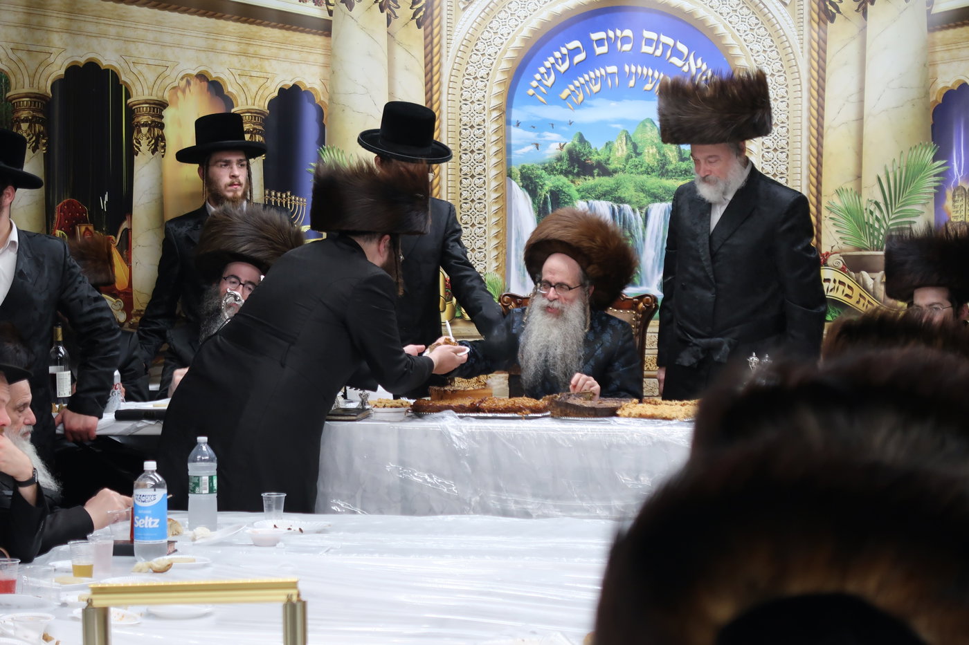 ימי החג בחצה"ק צאנז זוועהיל