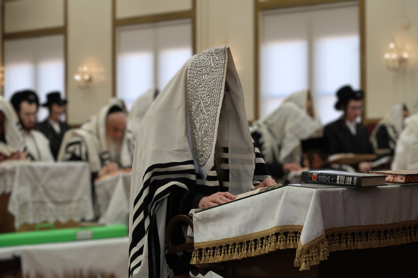 ימי החג בחצה"ק צאנז זוועהיל