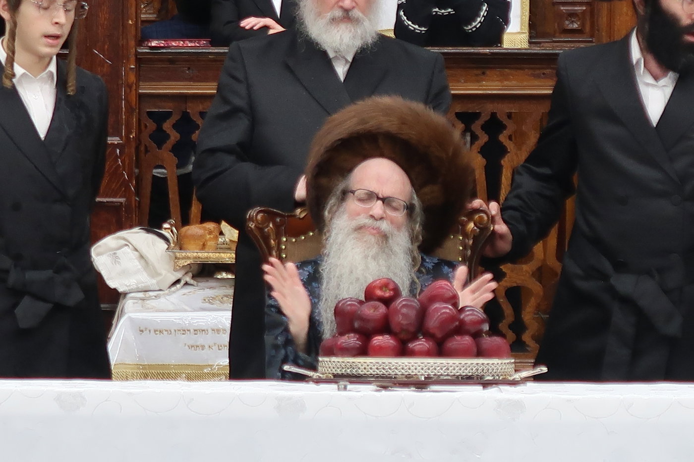 ימי החג בחצה"ק צאנז זוועהיל