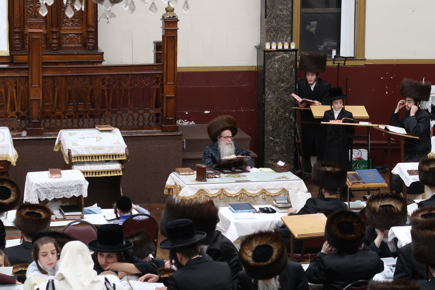ימי החג בחצה"ק צאנז זוועהיל