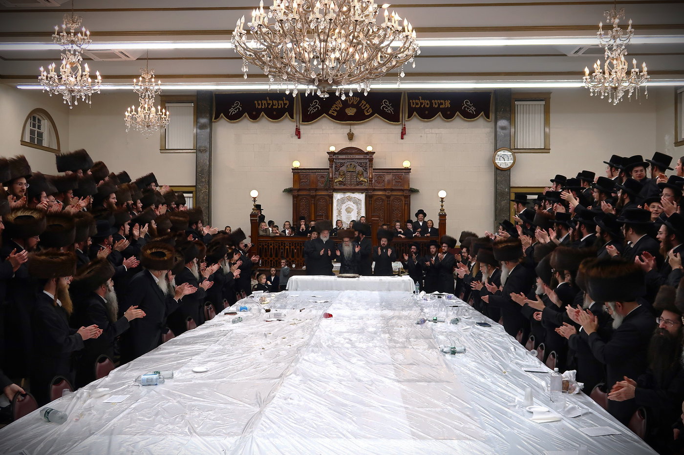 ימי החג בחצה"ק צאנז זוועהיל