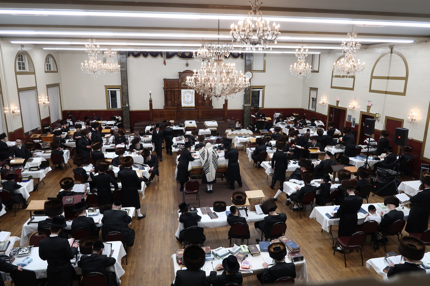 ימי החג בחצה"ק צאנז זוועהיל