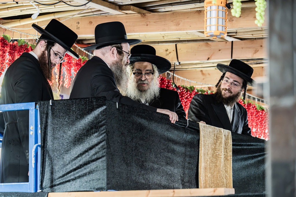 האדמו"ר מסאטמר מסכך סוכתו
