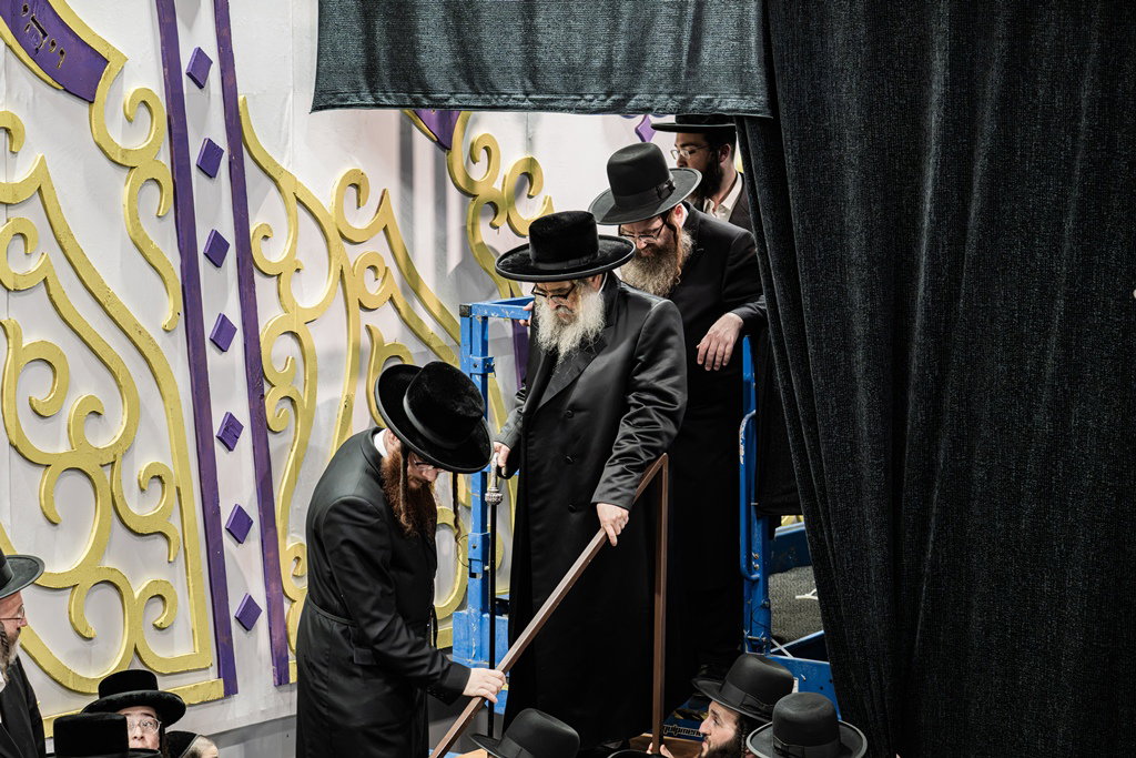 האדמו"ר מסאטמר מסכך סוכתו