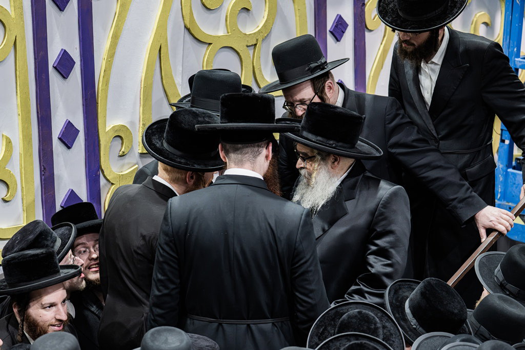 האדמו"ר מסאטמר מסכך סוכתו