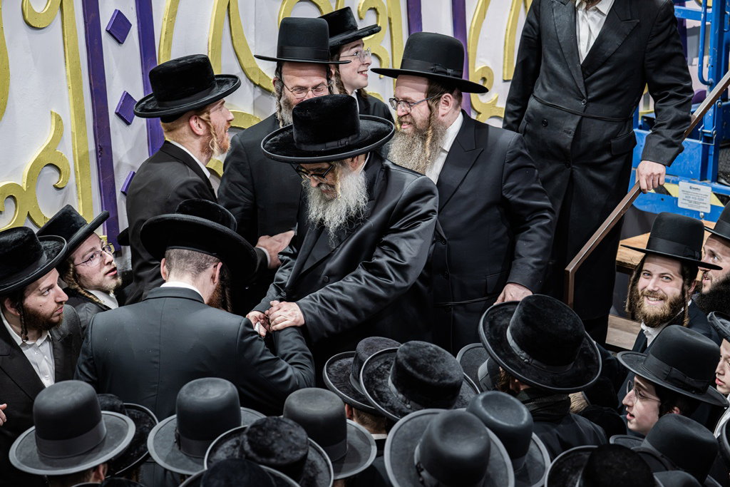 האדמו"ר מסאטמר מסכך סוכתו