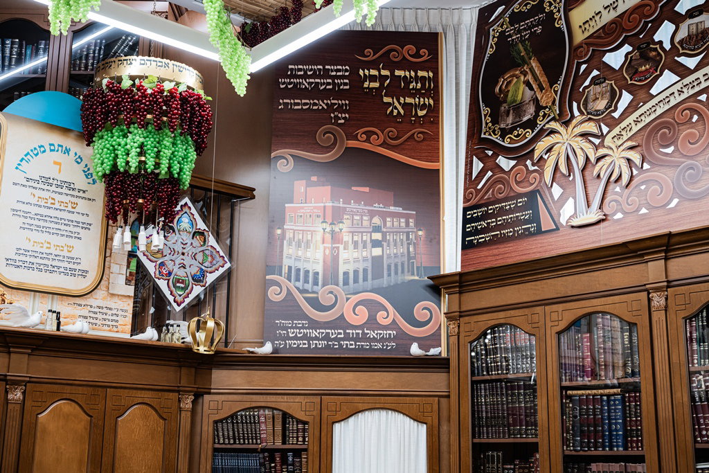 האדמו"ר מסאטמר מסכך סוכתו
