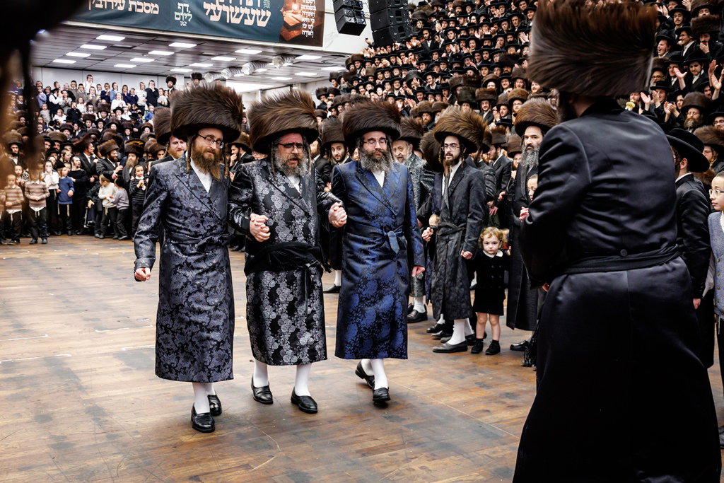 שלושת בניו של האדמו"ר מסאטמר בריקוד
