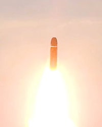 וואו: מקרון מפרסם תיעוד חדש של שיגור הטיל הגרעיני מהצוללת הסודית