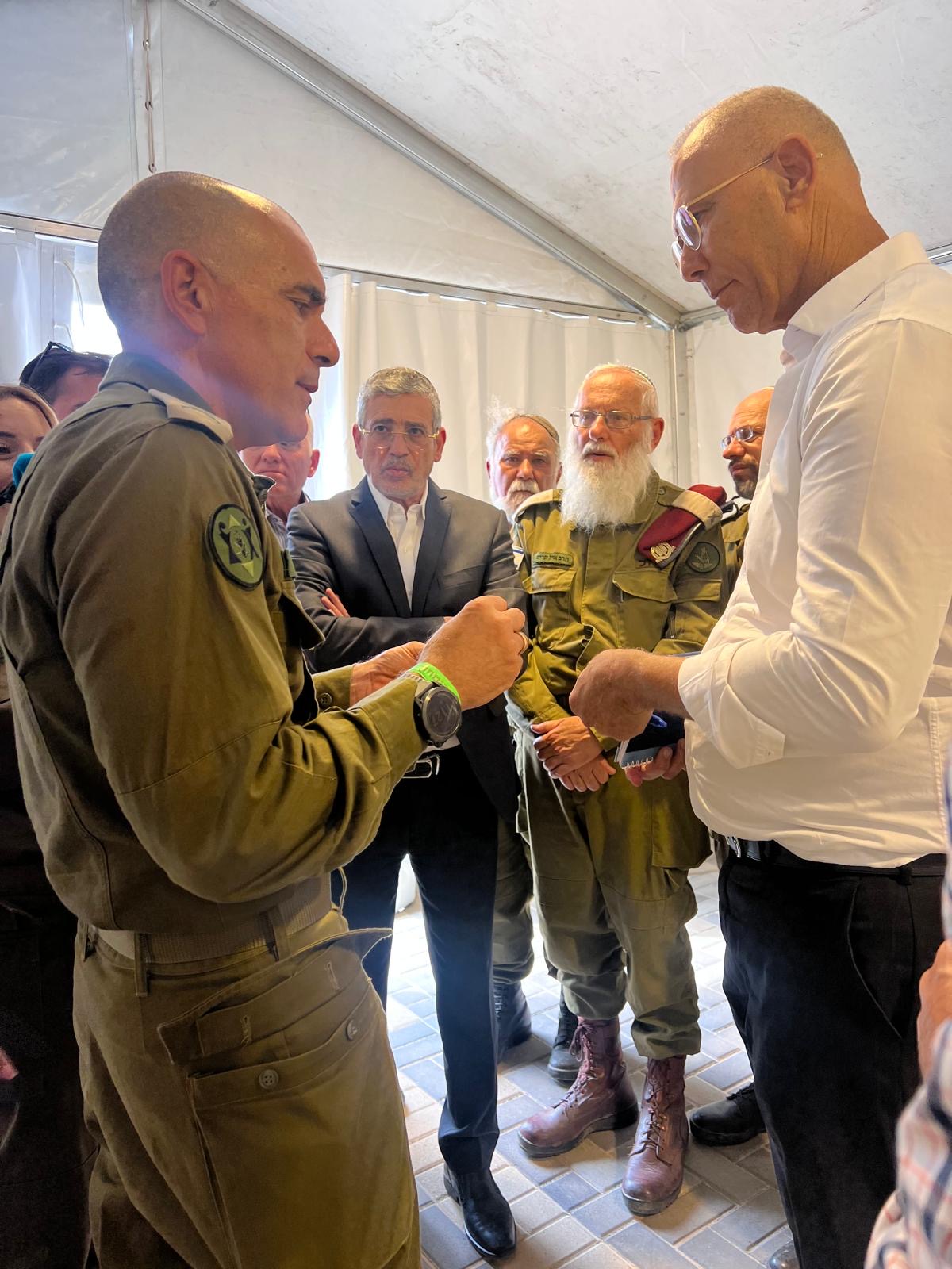 ר׳ יהודה אבידן עם הרב הראשי הצבאי