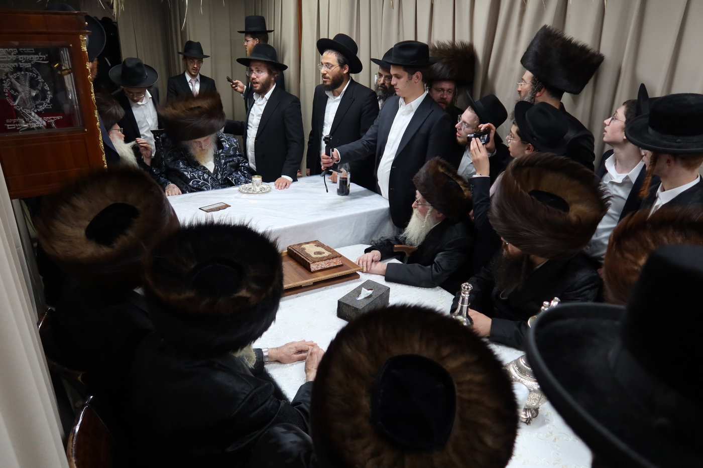 רבנים בביקורים בסוכתו של הגר"מ שטרנבוך