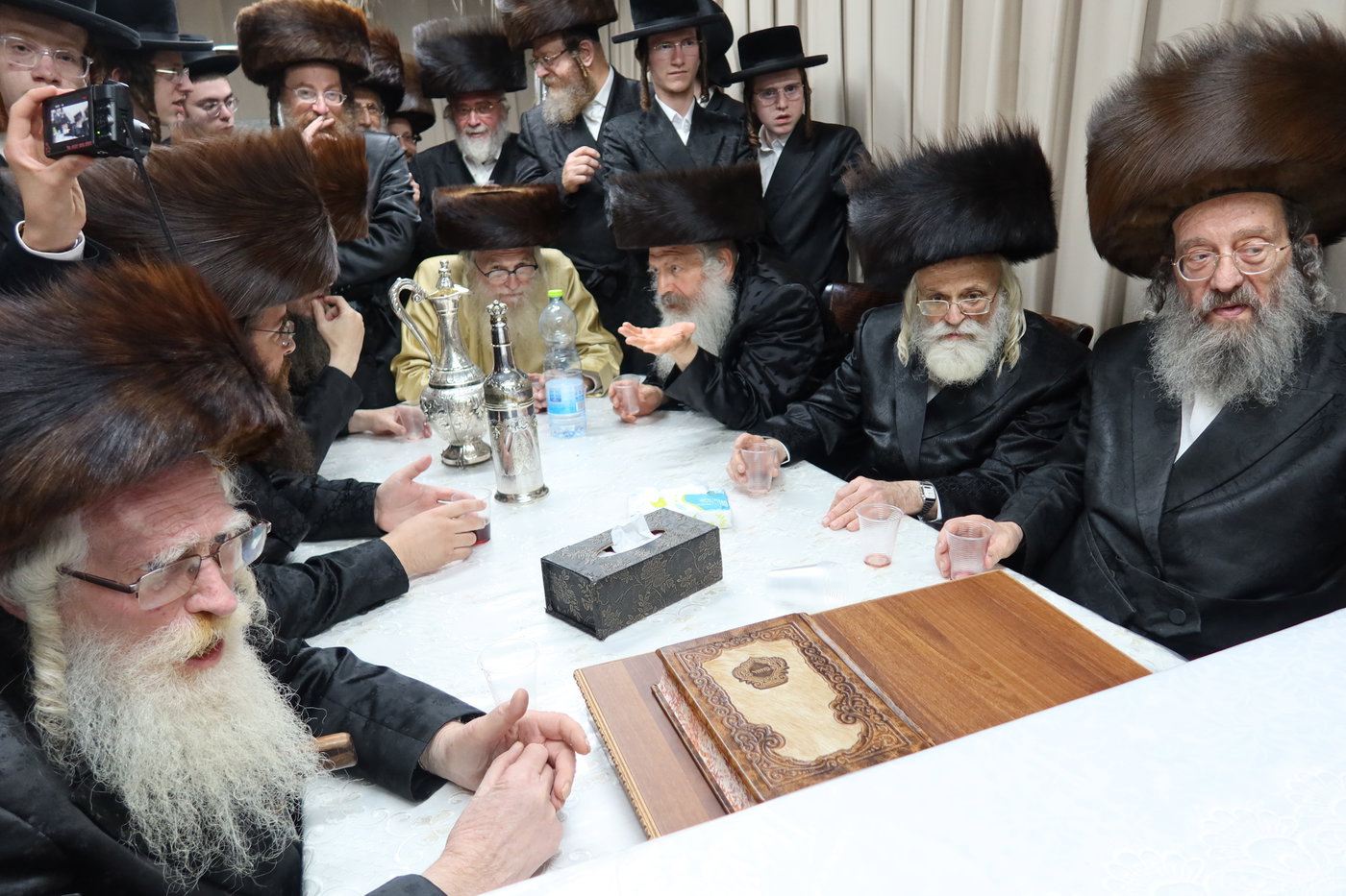 רבנים בביקורים בסוכתו של הגר"מ שטרנבוך