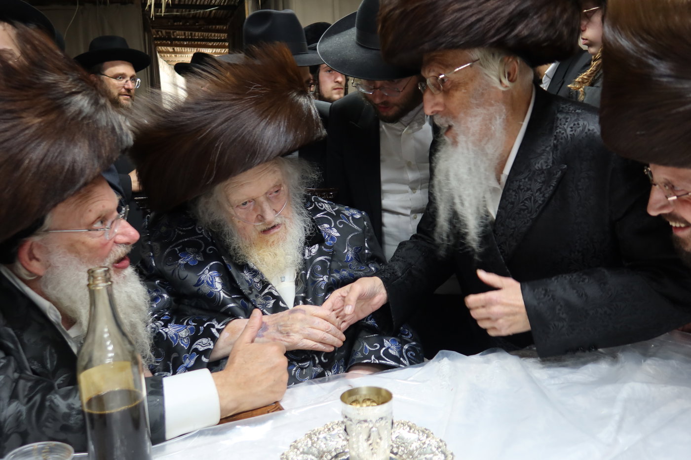 רבנים בביקורים בסוכתו של הגר"מ שטרנבוך