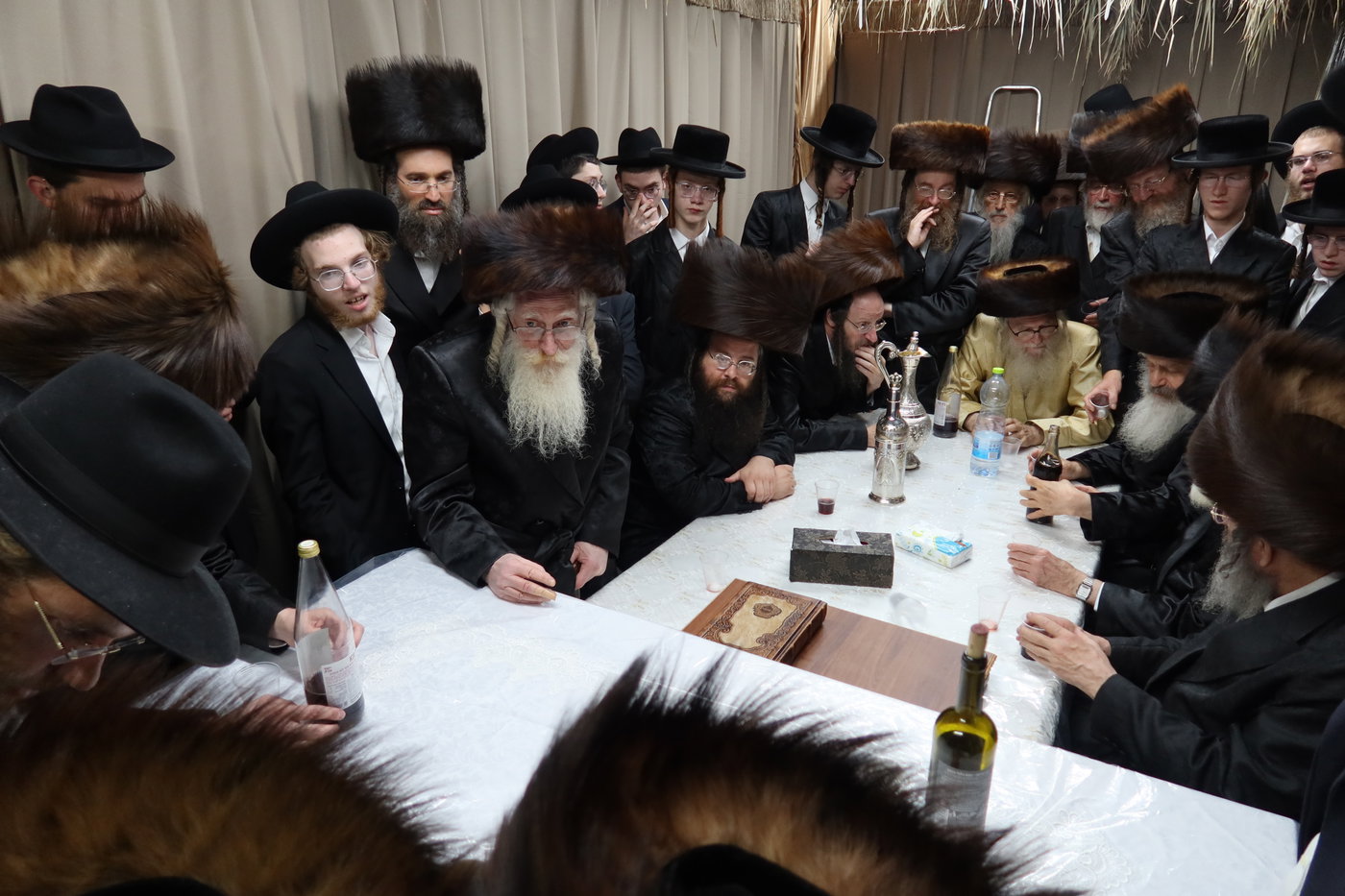 רבנים בביקורים בסוכתו של הגר"מ שטרנבוך