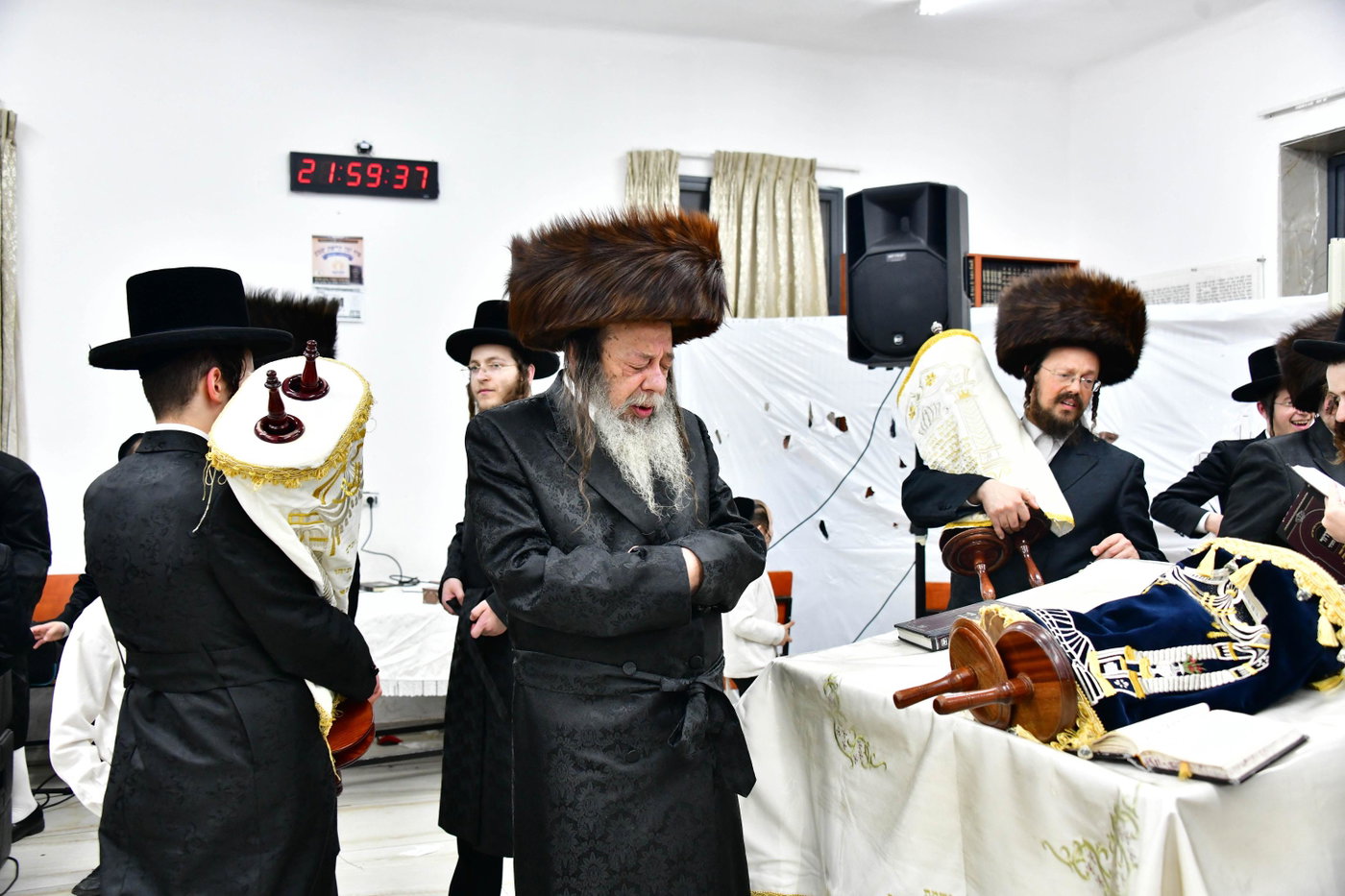הקפות שניות בחצה"ק זוועהיל