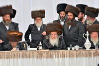 האדמו"ר מביאלה בטיש חוה"מ סוכות