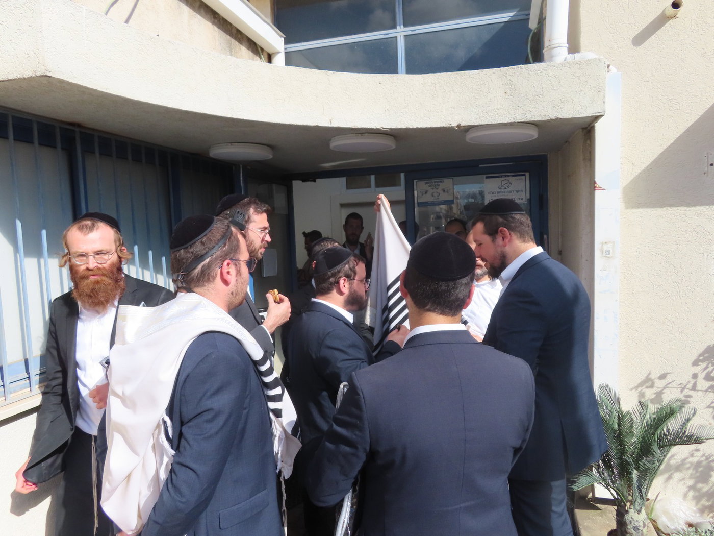 מחוץ ללשכת ראש העיר היום
