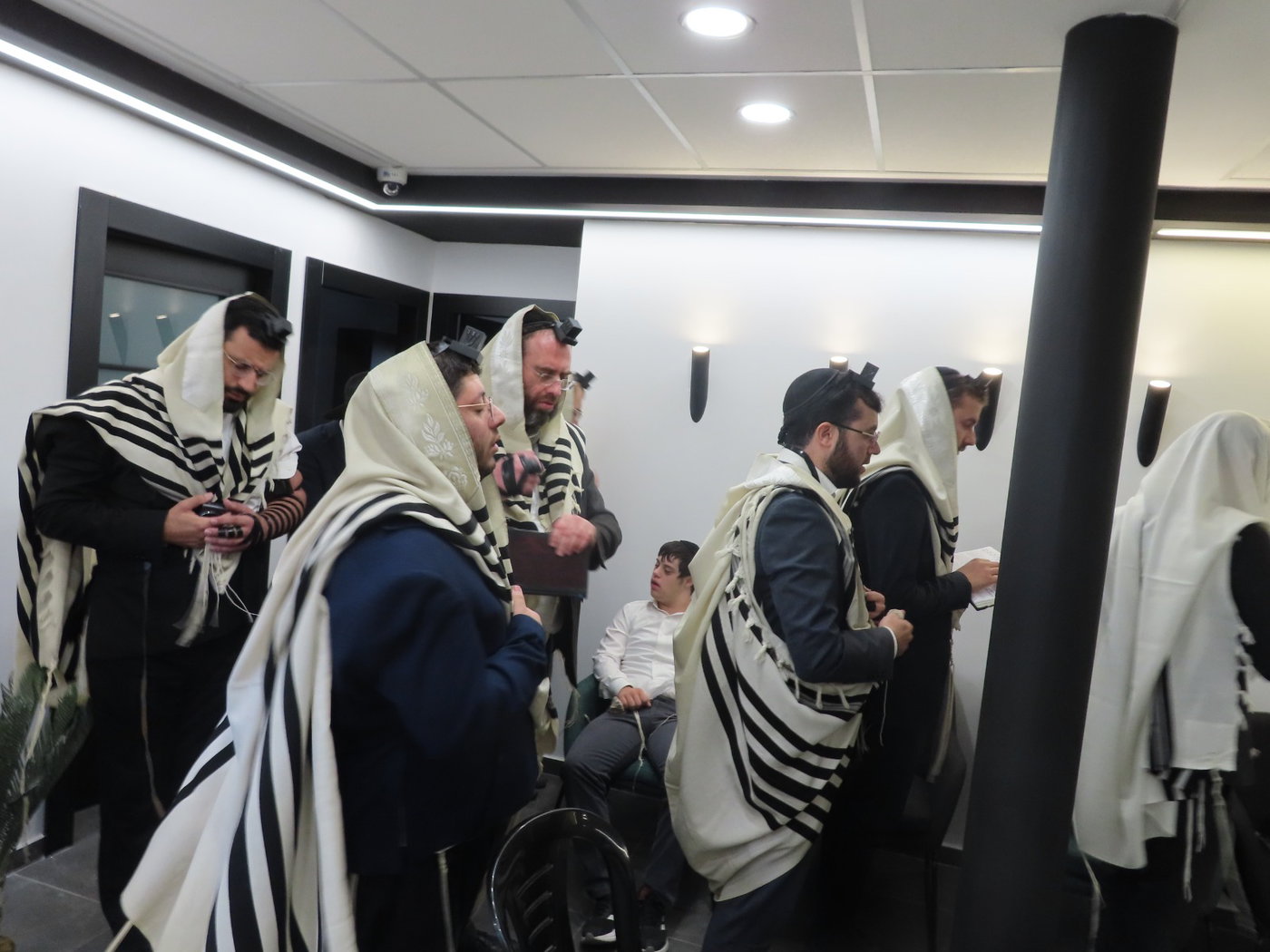 מחוץ ללשכת ראש העיר היום