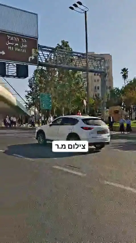 החלה הפגנת הפלג | כביש 4 נחסם לתנועה | תיעוד: המפגינים יורדים לכביש - אחד מהם נדרס