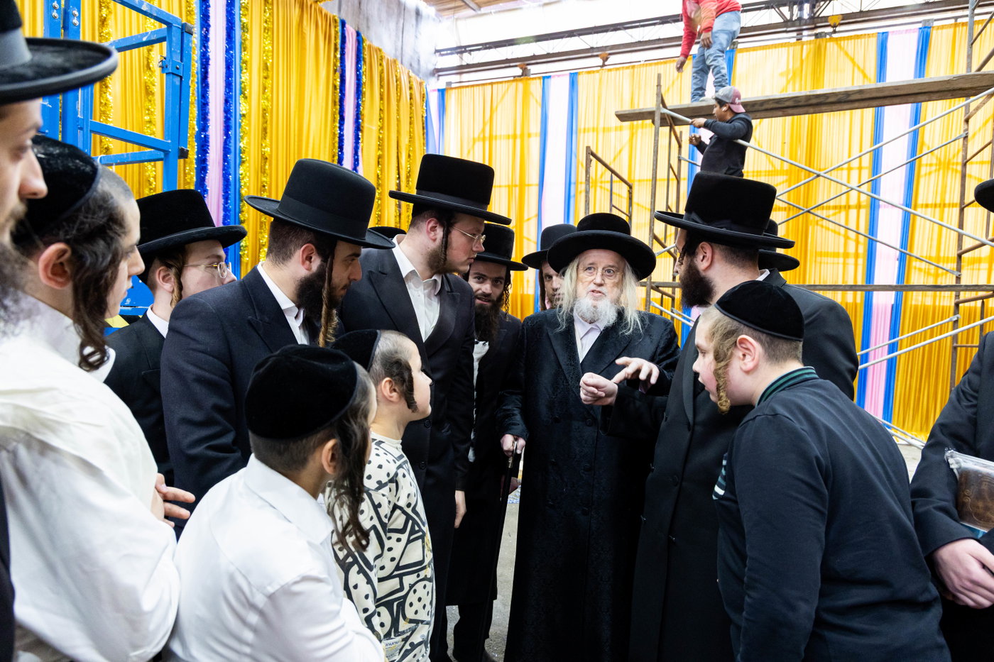 האדמו"ר ממונקאטש בסיור בסוכה