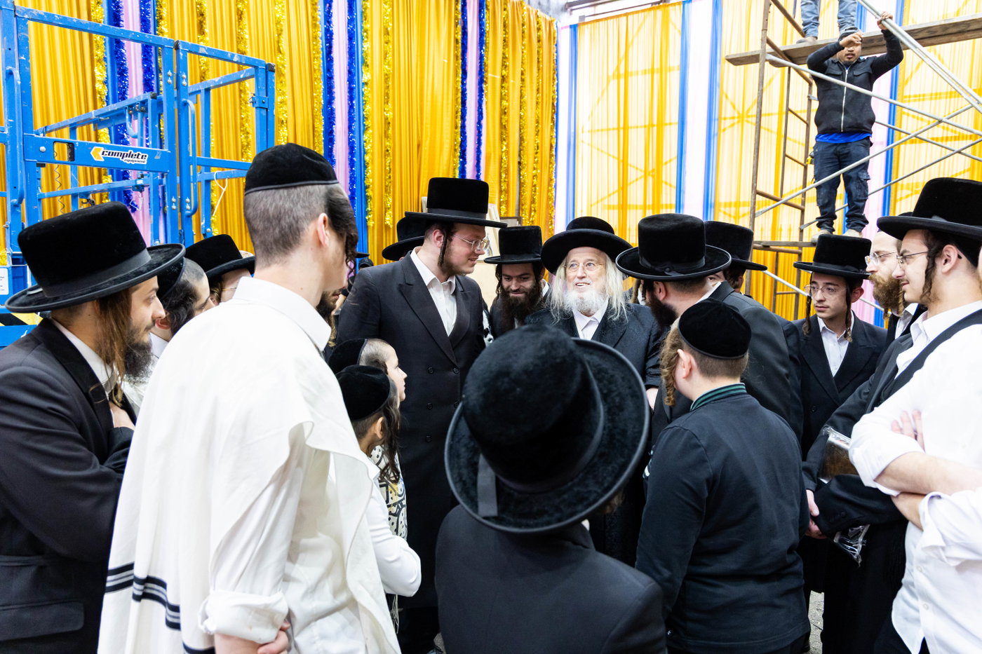 האדמו"ר ממונקאטש בסיור בסוכה