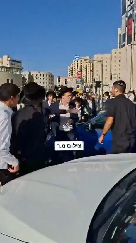 החלה הפגנת הפלג | כביש 4 נחסם לתנועה | תיעוד: המפגינים יורדים לכביש - אחד מהם נדרס 