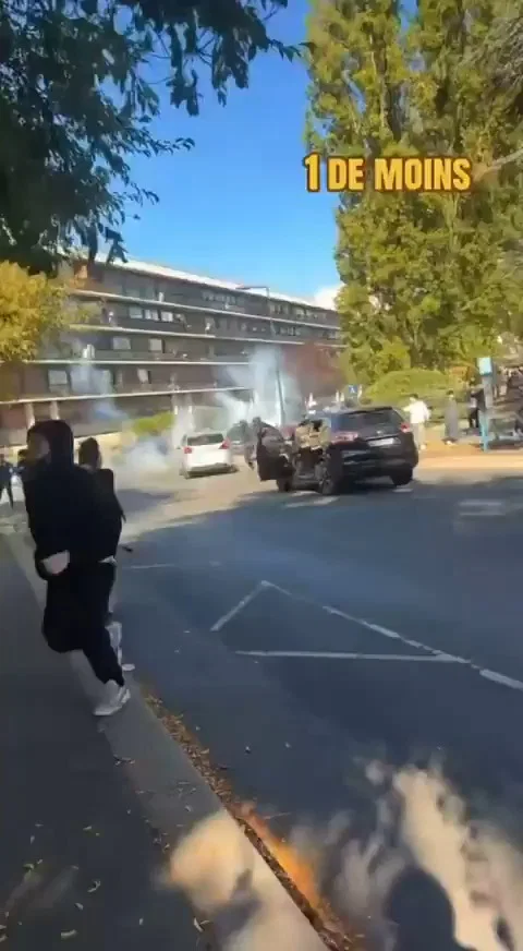 המצלמה תיעדה: עיתונאי הכשיל שוטר במהלך המהומות בצרפת