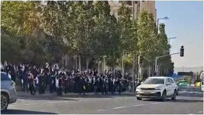החלה הפגנת הפלג | כביש 4 נחסם לתנועה | תיעוד: המפגינים יורדים לכביש - אחד מהם נדרס