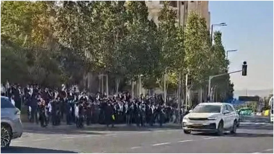 החלה הפגנת הפלג | כביש 4 נחסם לתנועה | תיעוד: המפגינים יורדים לכביש - אחד מהם נדרס