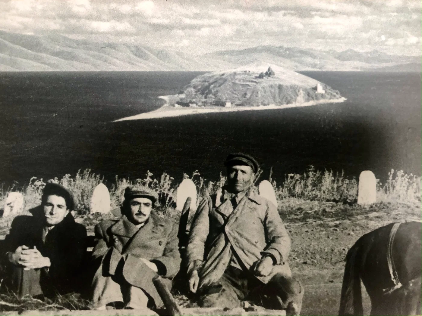 סופרים רוסים נחים מול האי סוואן (שנות ה-30), אגם סוואן, הרפובליקה הסוציאליסטית הסובייטית הארמנית.