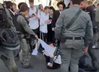 רימוני הלם ומכות חריגות באלות למפגינים; שוטרת תועדה קורעת ציצית מצעיר שנשכב על הכביש